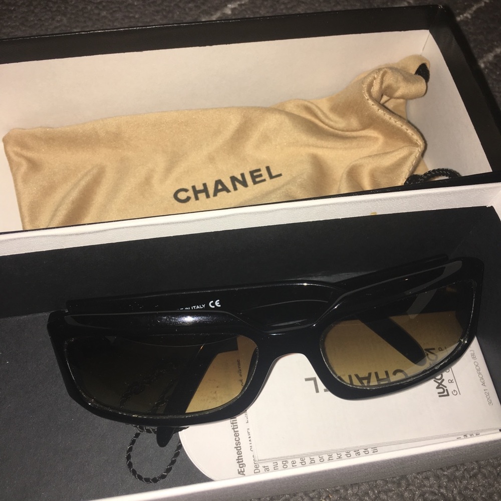 Chic Chanel sunglasses that are good as new!